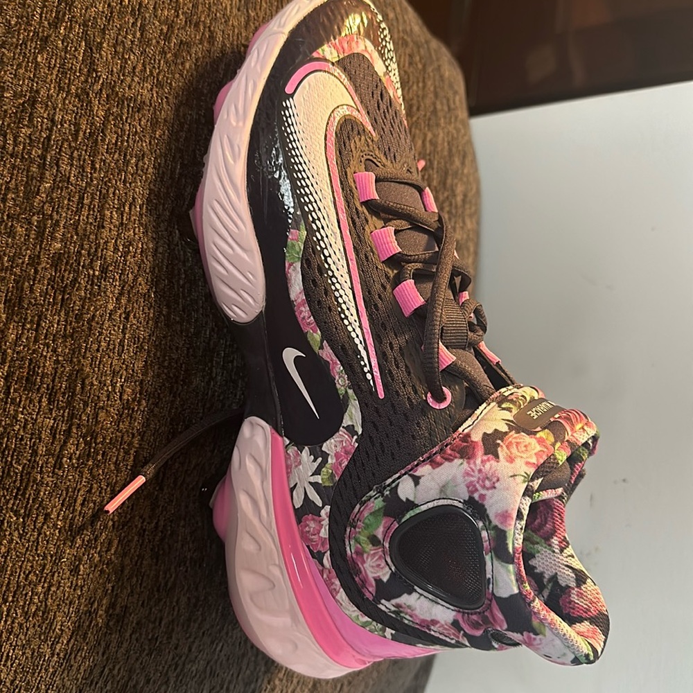 Brand New Nike floral mens Mother’s Day cleats. Navy and pink NIB.